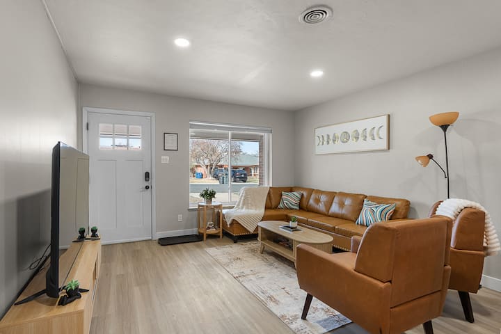 Sleeps 12 | Private Yard + Games | Near Anschutz - Aurora, CO