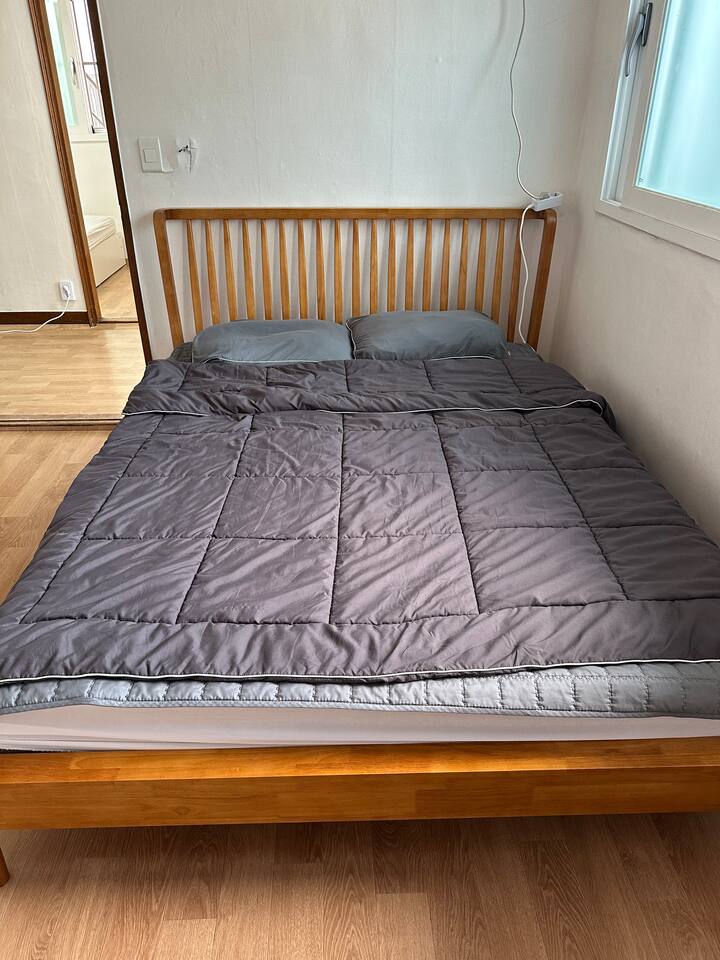 Удобен брачен кревет (широк 150-179 см) направен од борови дрвја 