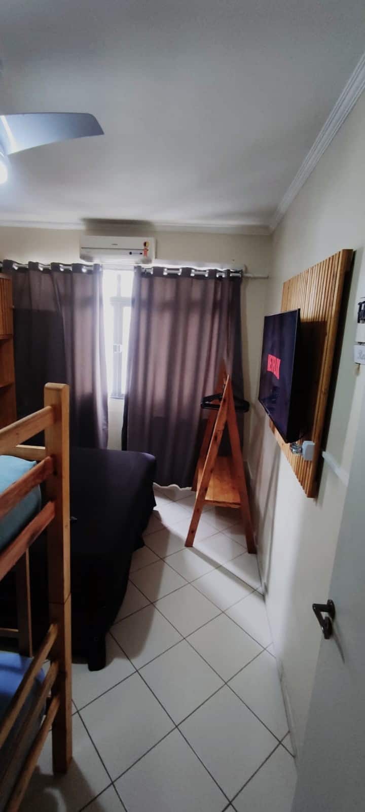 Kiyoyozi cha ndani ya chumba na kiyoyozi na televisheni mahiri yenye utiririshaji wote