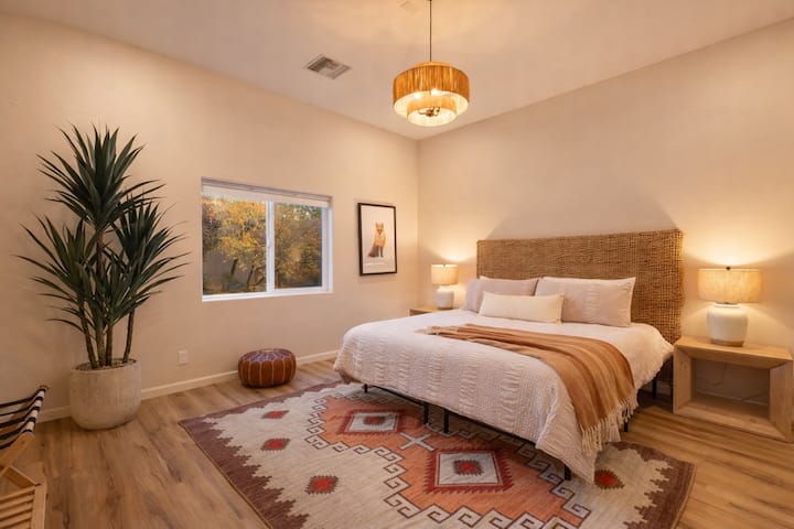 After a day exploring the red rocks, sink into a spacious king bed and unwind. With 5 kings, 1 queen, and 2 single floor mattresses, the home comfortably accommodates groups who want room to relax, recharge and plan tomorrow’s adventure.