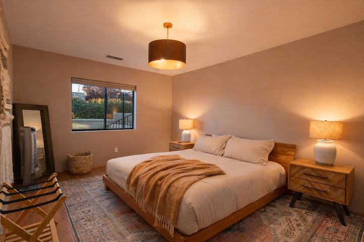 After a day exploring the red rocks, sink into a spacious king bed and unwind. With 5 kings, 1 queen, and 2 single floor mattresses, the home comfortably accommodates groups who want room to relax, recharge and plan tomorrow’s adventure.