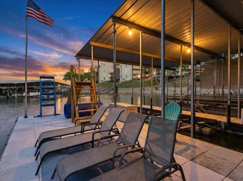 NEW! Lakefront Home -Amazing Dock -22mm -Sleeps 18