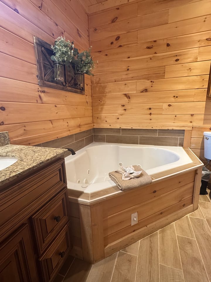 A Rustic Escape-Theater Room/Handicap Ramp/Hot tub - Cabins for