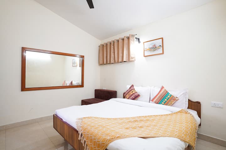 „Pohodlná spálňa s rozkladacou pohovkou a veľkým zrkadlom – ideálna na vytvorenie ďalšieho priestoru a štýlu.“