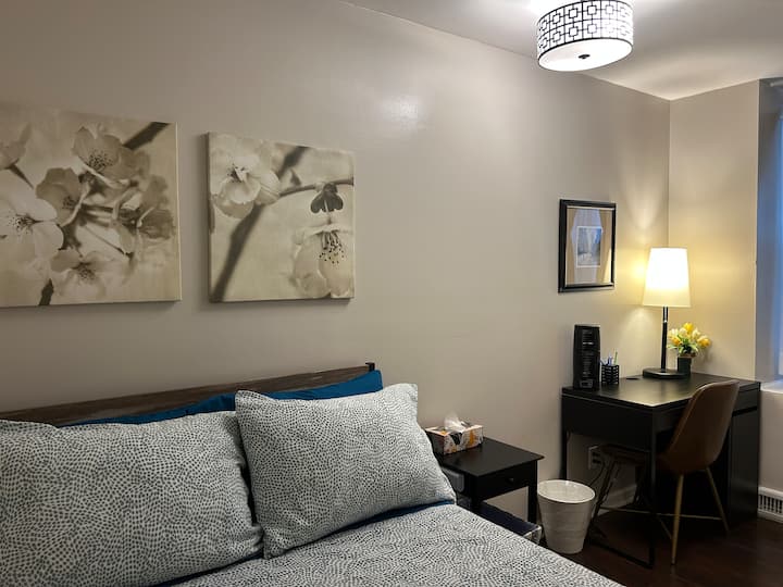 Full size bed met 4 kussens en dekbed in de tweede slaapkamer 