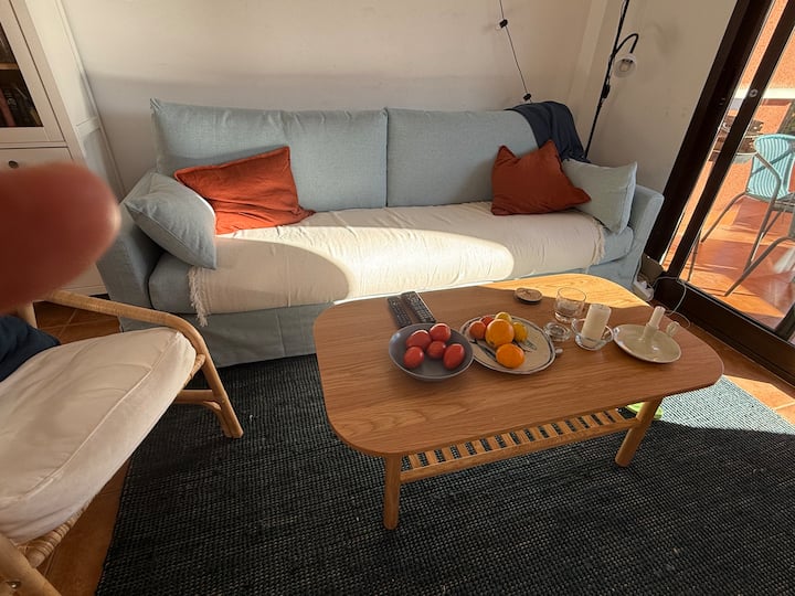 ที่นอนนี้เป็นโซฟาที่สะดวกสบายในห้องนั่งเล่นพร้อมที่พักสำหรับ 1 คน ไม่ใช่โซฟาเบดแต่สะดวกสบายมาก