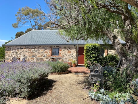 Bluff Cottage - Beachfront, Heritage listed. Cosy