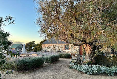 Bluff Cottage, Cosy Stone Retreat on the Beach.