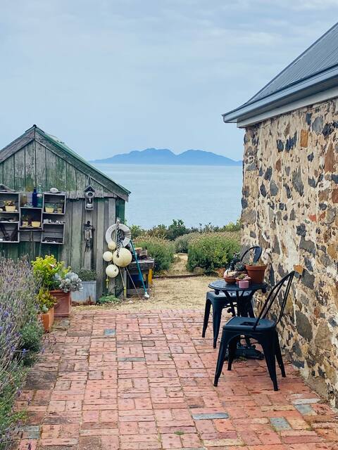 Bluff Cottage - Beachfront, Heritage listed.