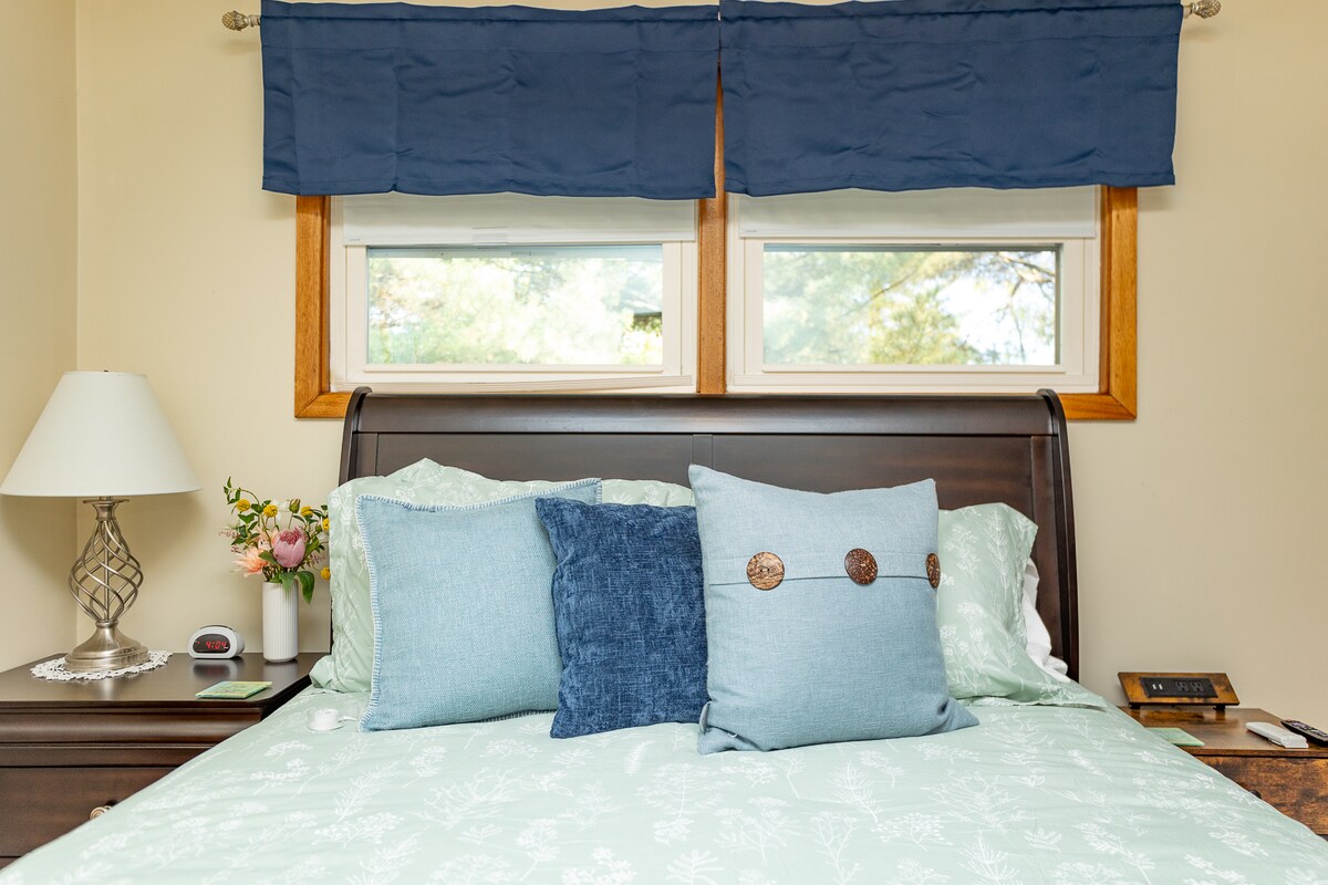 主卧配备标准双人床 