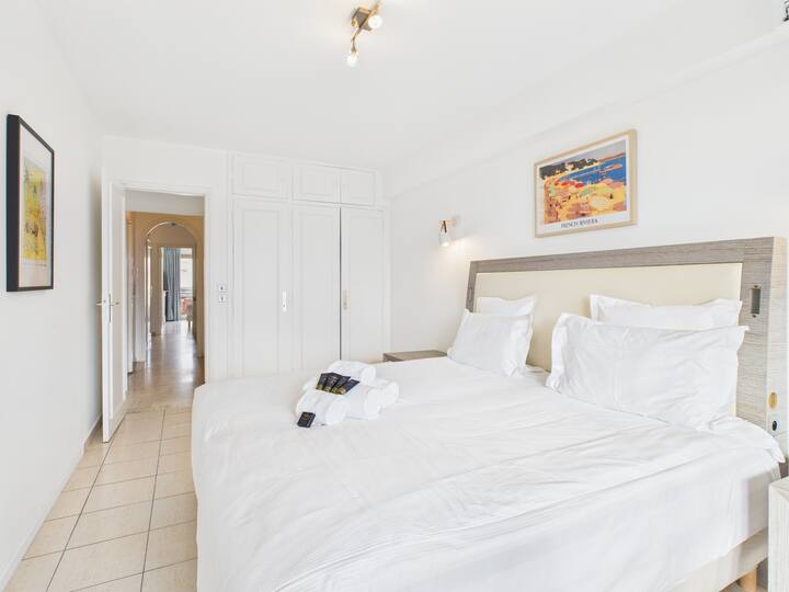 Habitación moderna y funcional con productos de cortesía incluidos