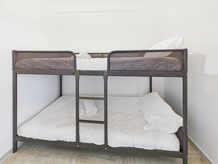 Habitación con litera cómoda y funcional