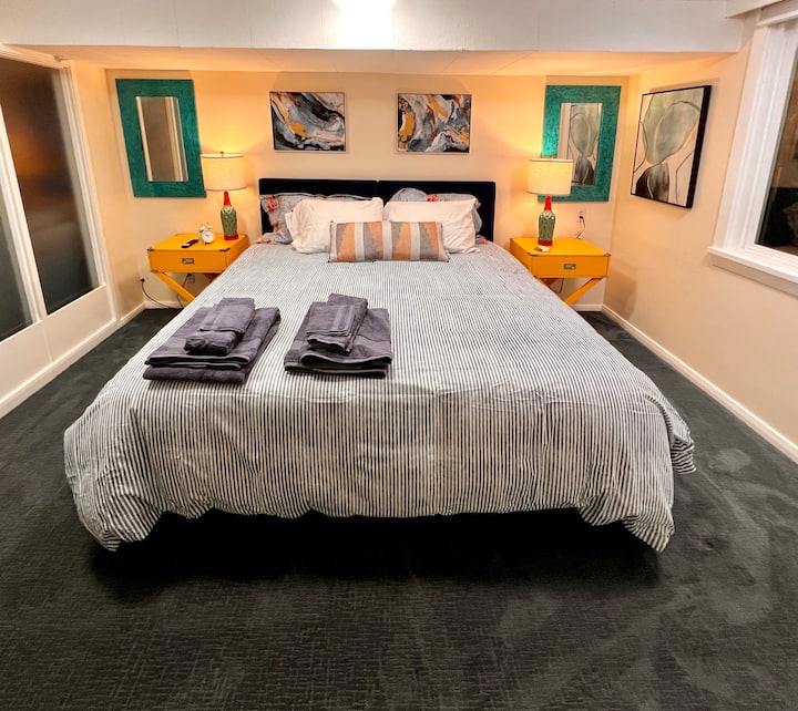 Леглата в тази стая могат да бъдат конфигурирани като едно голямо двойно легло или две много дълги единични легла . По подразбиране ще поставим тази спалня като суперголямо двойно легло. Но ако предпочитате да поставим две единични легла, уведомете ни ден или два преди настаняването.