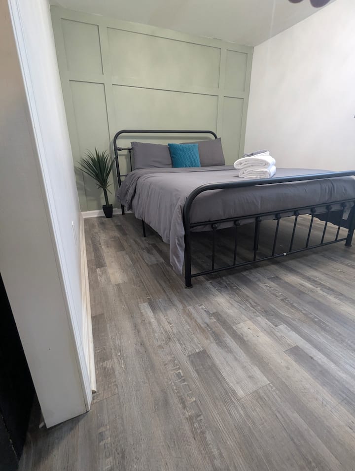 Kati 2 (1 nga 3 dhomat e gjumit të katit të dytë)
Dhoma të bollshme