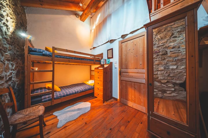 Chambre avec 2 lits superposés, chambre 3 en mezzanine accessible depuis cette chambre par un escalier japonais