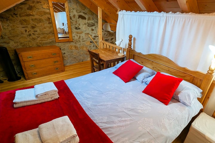 Chambre avec 1 lit double en mezzanine accessible depuis la chambre 2 par un escalier japonais