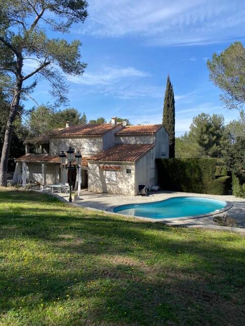 Domaine de la Pinède: wooded park, pool, air conditioning