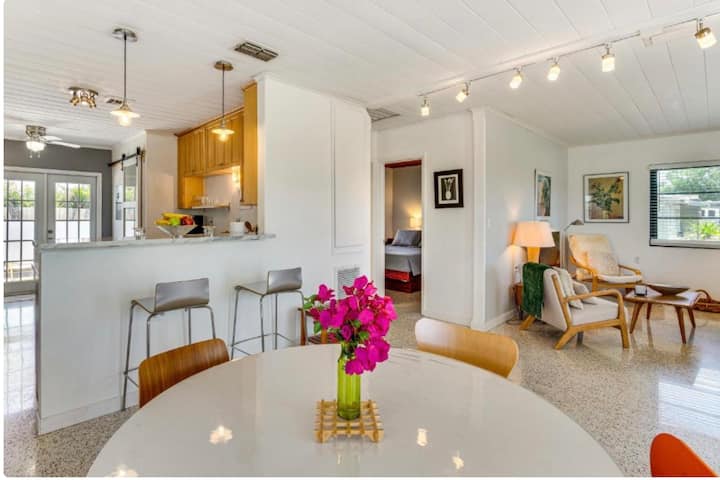 Cool, Bright, 2 Bedroom Close To Beaches. - Englewood