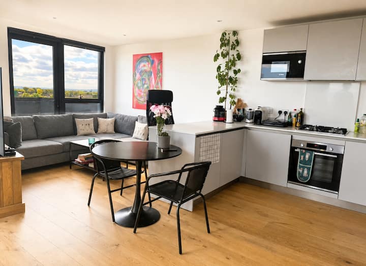 Modern 2 Bedroom Flat Close To Elizabeth Line - ラムフォード