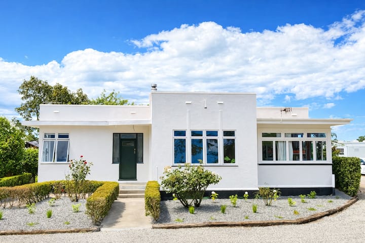 Art Deco House (4bdrm) - Hastings