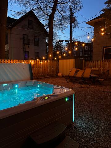 Spacious Park Ave Retreat w/ Hot Tub gallery image 2