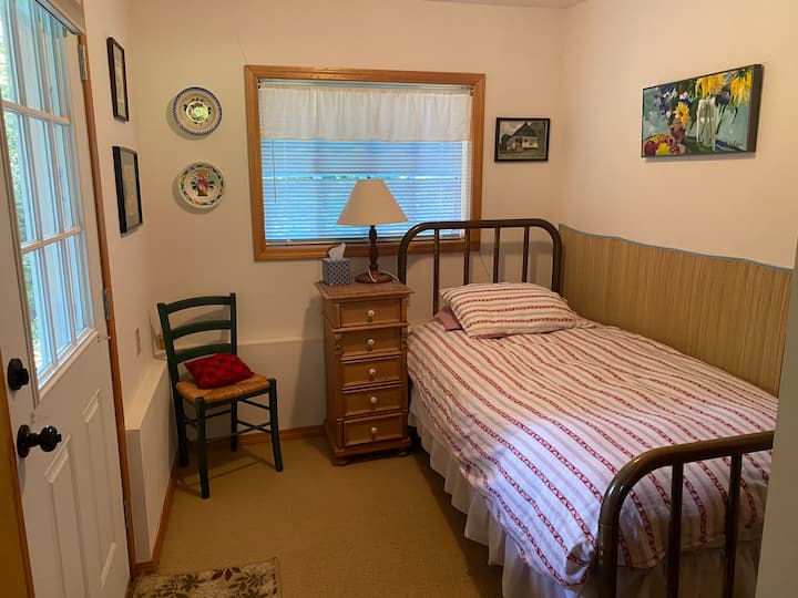 Chumba hiki kidogo cha kulala ni kizuri kwa kitanda chenye ukubwa wa mapacha, mwanga mkubwa wa asili na mlango wa kujitegemea unaoelekea kwenye ua wa nyuma.  Sikiliza sauti ya Evans Creek kutoka kwenye nyumba ya chini.