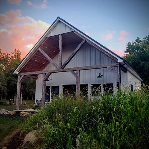 KI Modern Farmhouse + BBQ + Firepit + Backyard