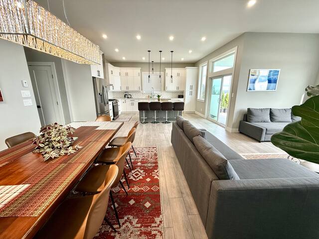 Luxury New Home w/Great View gallery image 3