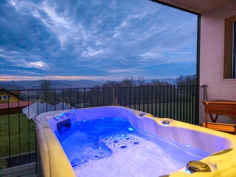 Stock & Stein Lodge with private hot tub