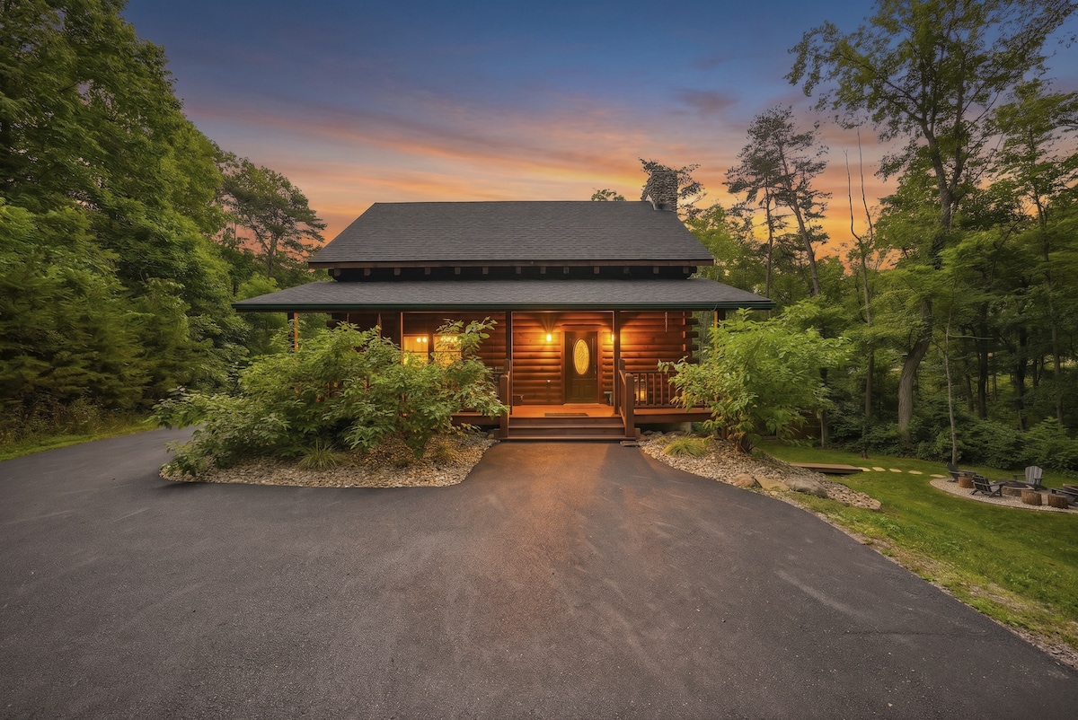 The Hidden Gem | Hocking Hills, Log Cabin, Hot Tub - Cabins for