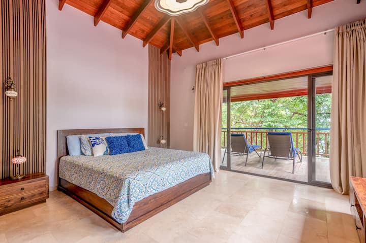 Habitación principal en el último piso: tercer piso

Balcón privado y baño