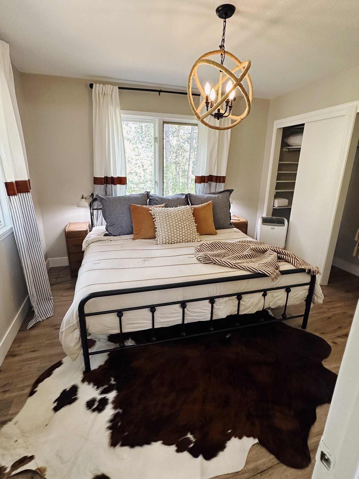 楼上卧室配备标准双人床和衣柜，与卫生间1相连 