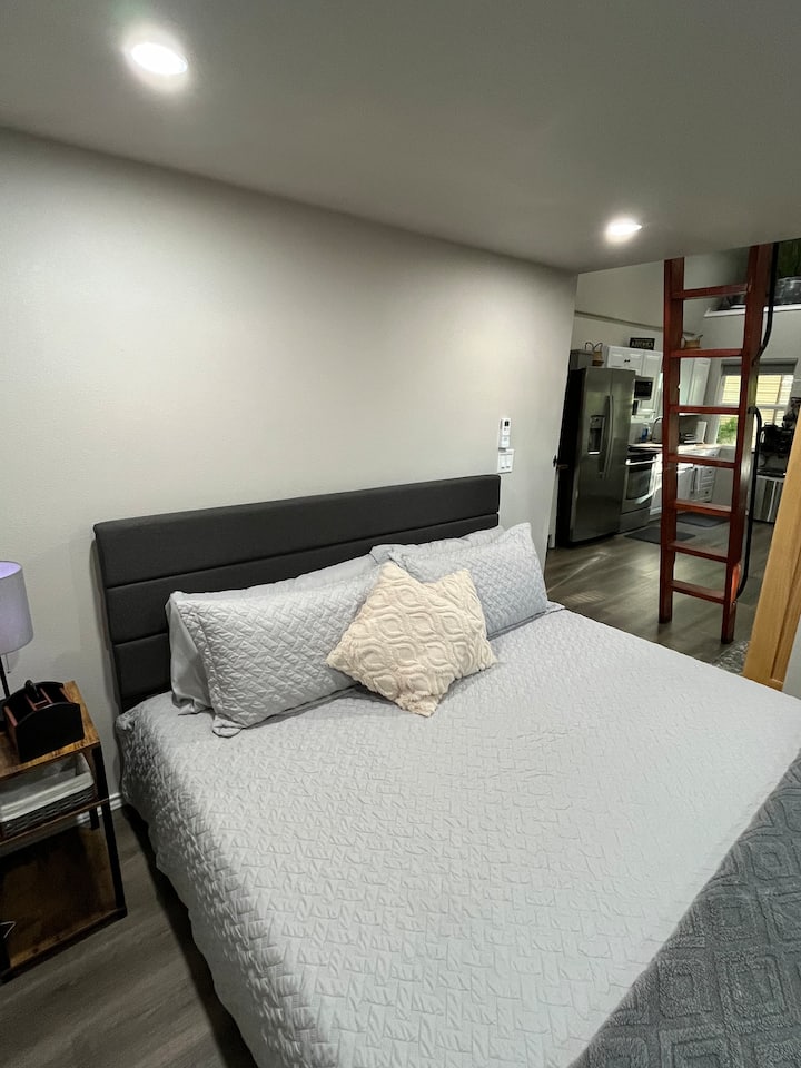 キングサイズベッド！ベンチシート、テレビ、エアコン付きのXtra大型メイクアップミラー