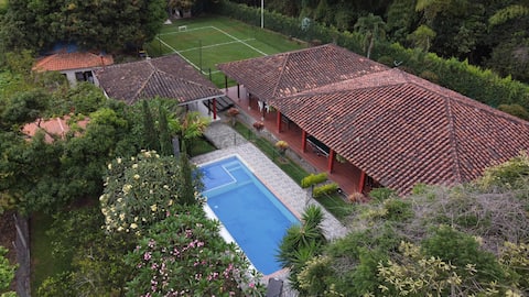 Large Family House - Swimming Pool, Court, Pool Table