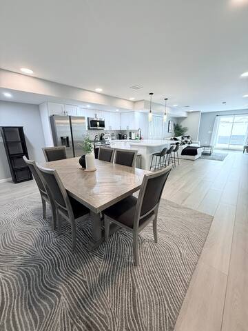 New luxurious 3 BR 2.5BA Duplex W/Backyard gallery image 2