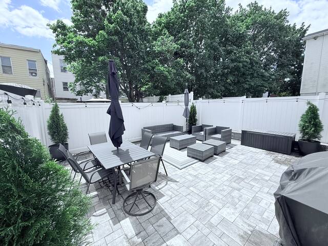 New luxurious 3 BR 2.5BA Duplex W/Backyard gallery image 4