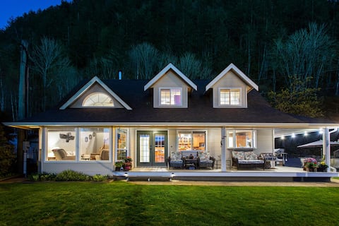 Waterfront Retreat w Hottub/Sauna Harrison Lake