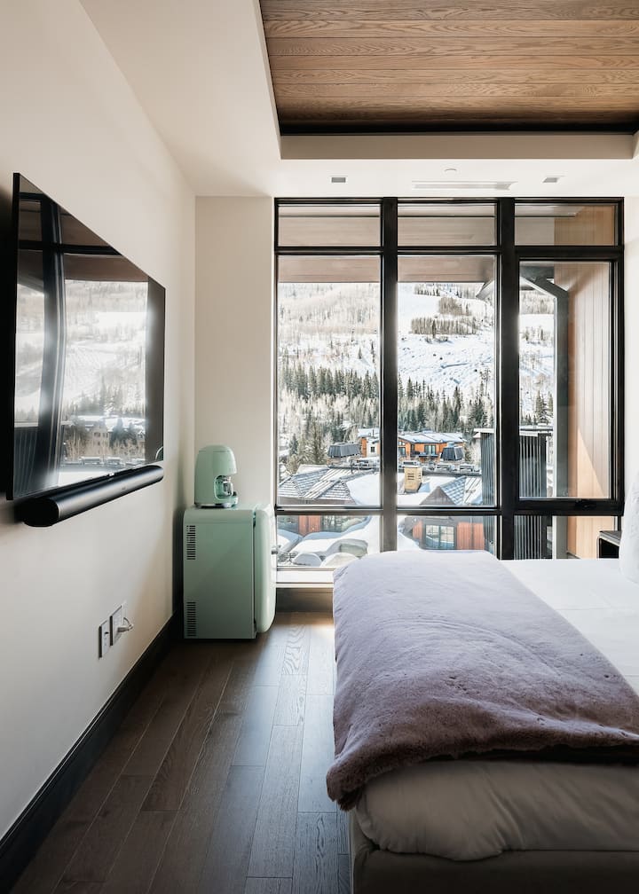 Потопете се в изискан комфорт в тази пищна спалня, където панорамните гледки пленяват сетивата, а самостоятелната самостоятелна баня предлага личен оазис на отдаденост и изтънченост.