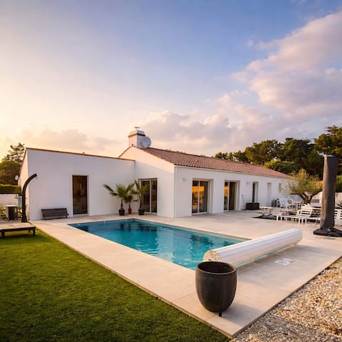 Villa heated pool – Beach within walking distance