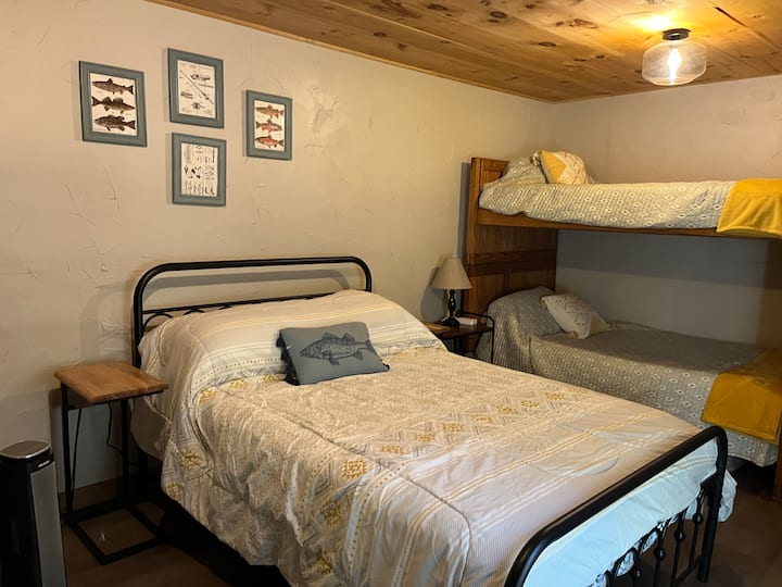 Chumba cha kulala cha ghorofa ya chini tu nje ya sebule. Kitanda kimoja kikubwa na kutakuwa na kitanda kimoja cha mapacha pia. **Kumbuka: tunaondoa kitanda cha ghorofa na tunabadilisha na kitanda cha mapacha. 