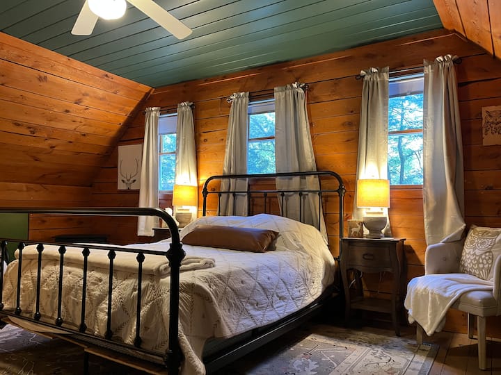 Chumba hiki cha kulala cha msingi kina kitanda aina ya Queen na mapacha na luva za giza za chumba kwa ajili ya kulala ndani. Iko kwenye ghorofa ya pili. Chumba kinafikika tu kwa ngazi ya mzunguko. 