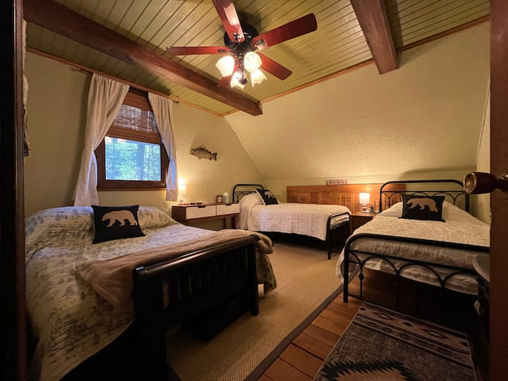 Chumba cha ghorofani chenye mwonekano wa msitu! Kitanda cha futoni mara mbili na kitanda KIMOJA cha mapacha. *** TUNAONDOA KITANDA KIMOJA KATI YA VIWILI! Feni za dari na dirisha, meko ndogo ya umeme. Droo 4 za kuhifadhi. Hakuna televisheni isipokuwa Wi-Fi na vituo vya kuchaji karibu na kila kitanda.