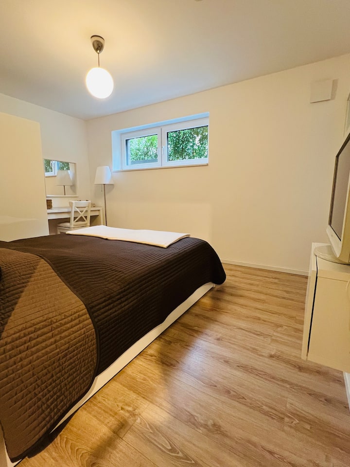Dormitorio con ventana doble con TV