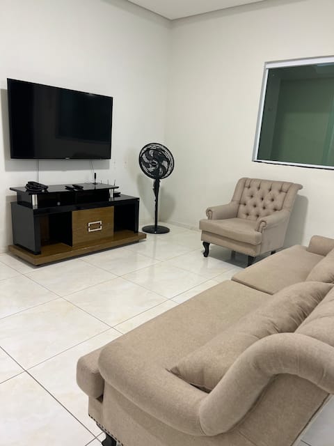 Imóvel de sucesso: Spacious 3-bedroom house with A/C, 2-parking-space garage, downtown. em Juazeiro Do Norte