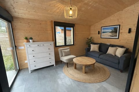 Wooden cottage with pool & spa access - 4 km ocean