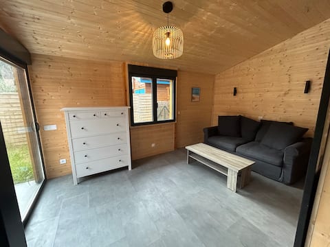 Cottage with heated pool and spa, 4 km from the ocean