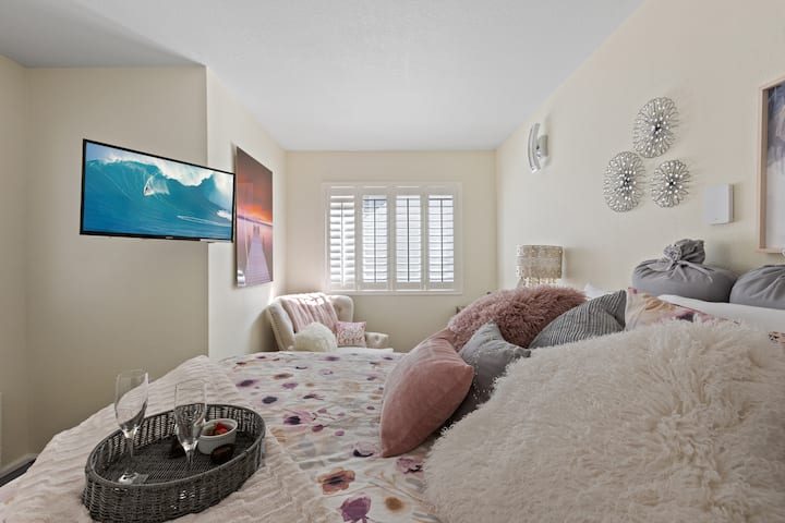 מיטת קווין נוחה עם מצעים יוקרתיים. צפו בסרט האהוב עליכם, בסדרה מהנוחות של המיטה שלכם. 