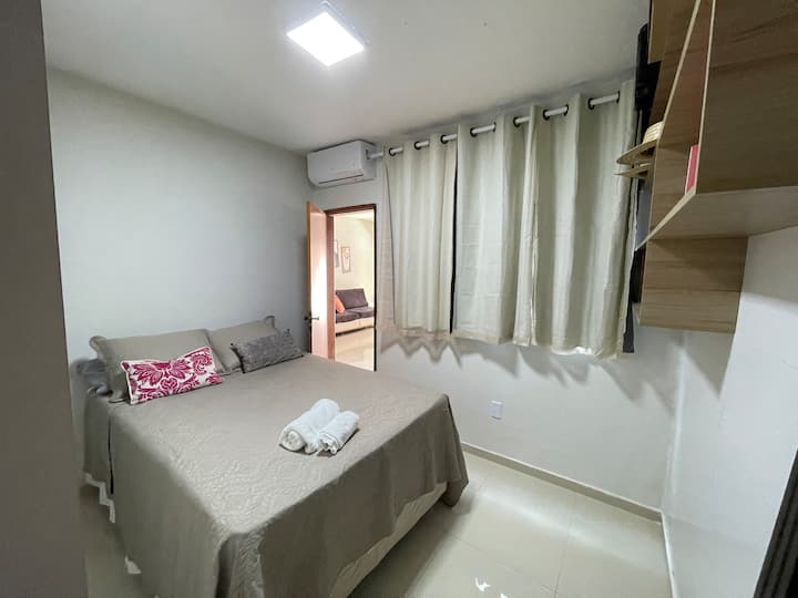 الغرفة 01 - الجناح - تحتوي على محطة عمل محجوزة، وتحتوي على نافذة مع تهوية وإضاءة طبيعية، وستائر تعتيم تجعل الغرفة أكثر راحة أثناء إقامتك أو راحتك!