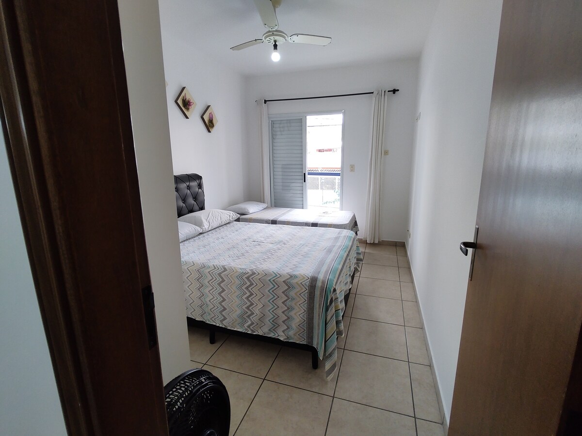 საძინებელი 01‑ის ხედი აივნისკენ მიმავალი კარით.