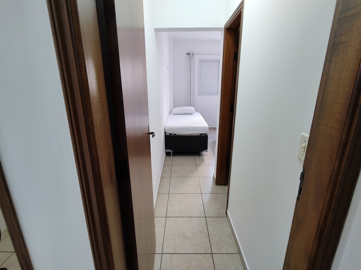 ლუქს‑კლასის ნომრის შესასვლელისკენ მიმავალი შიდა დერეფნის ხედი 